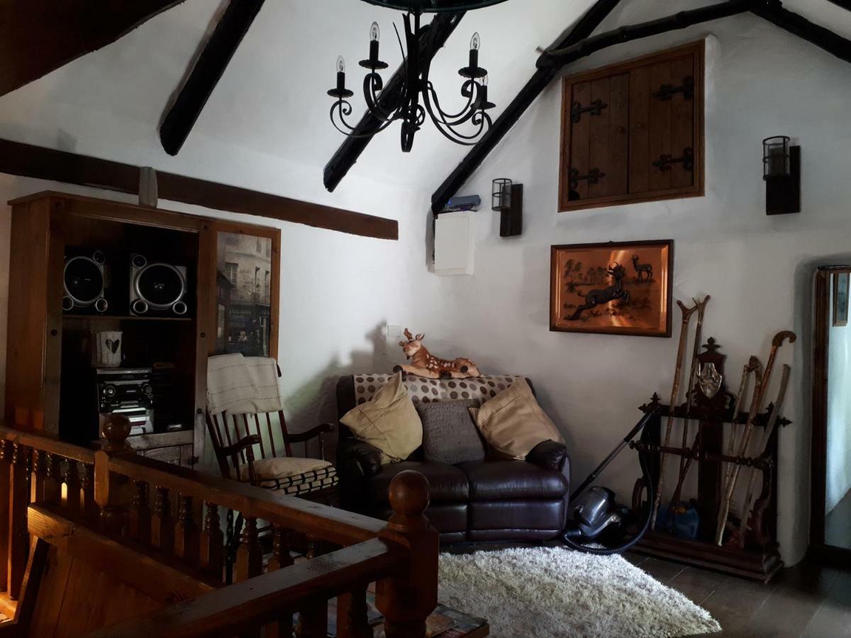 Clarisses Cottage Laragh Ruang foto